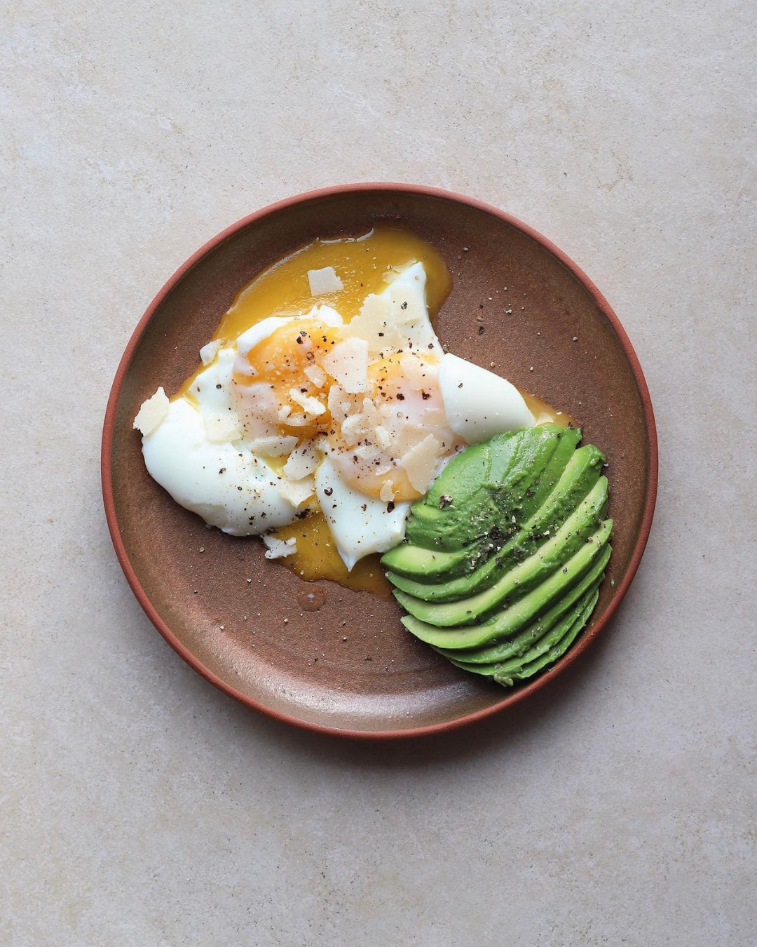 oeufs mollets avocats tranchés et parmesan
