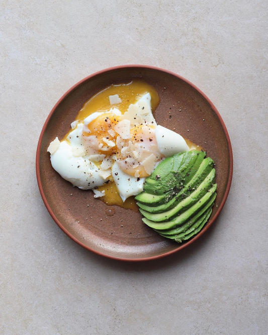 oeufs mollets avocats tranchés et parmesan